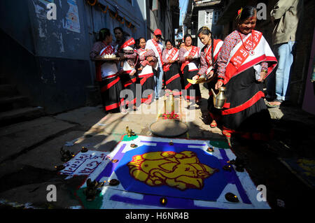 Katmandou, Népal. 31 octobre, 2016. Newari de personnes participent au défilé des SNS Dan (le newari Nouvel An), qui tombe sur Deepawali ou Tihar et Dewali "Fête des Lumières" à Kirtipur, panga, Katmandou. Communauté Newar au Népal observe Newari Nouvelle année 1137. Credit : Narayan Maharjan/Pacific Press/Alamy Live News Banque D'Images