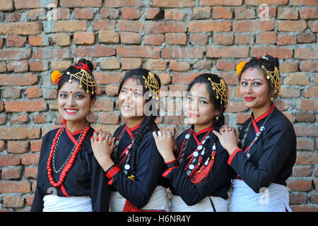 Katmandou, Népal. 31 octobre, 2016. Filles Newari dans une tenue traditionnelle de participer au défilé de Nhu Dan (le newari Nouvel An), qui tombe sur Deepawali ou Tihar et Dewali "Fête des Lumières" à Kirtipur, Katmandou. Communauté Newar au Népal observe Newari Nouvelle année 1137. Credit : Narayan Maharjan/Pacific Press/Alamy Live News Banque D'Images