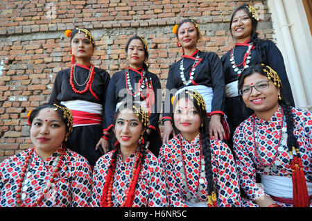 Katmandou, Népal. 31 octobre, 2016. Filles Newari dans une tenue traditionnelle de participer au défilé de Nhu Dan (le newari Nouvel An), qui tombe sur Deepawali ou Tihar et Dewali "Fête des Lumières" à Kirtipur, Katmandou. Communauté Newar au Népal observe Newari Nouvelle année 1137. Credit : Narayan Maharjan/Pacific Press/Alamy Live News Banque D'Images