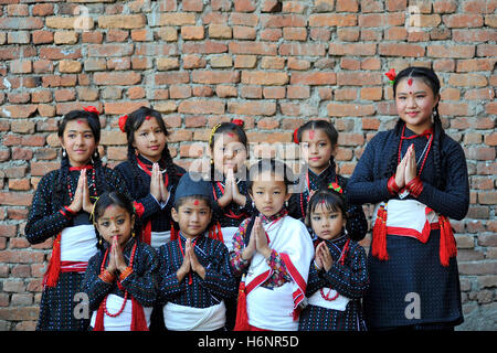 Katmandou, Népal. 31 octobre, 2016. Filles Newari dans une tenue traditionnelle de participer au défilé de Nhu Dan (le newari Nouvel An), qui tombe sur Deepawali ou Tihar et Dewali "Fête des Lumières" à Kirtipur, Katmandou. Communauté Newar au Népal observe Newari Nouvelle année 1137. Credit : Narayan Maharjan/Pacific Press/Alamy Live News Banque D'Images