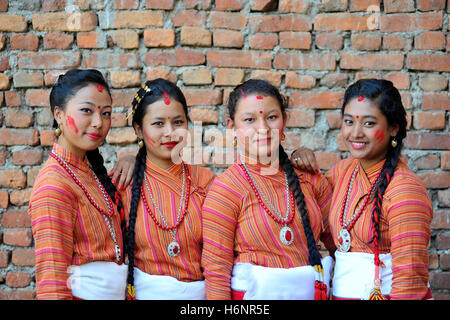 Katmandou, Népal. 31 octobre, 2016. Filles Newari dans une tenue traditionnelle de participer au défilé de Nhu Dan (le newari Nouvel An), qui tombe sur Deepawali ou Tihar et Dewali "Fête des Lumières" à Kirtipur, Katmandou. Communauté Newar au Népal observe Newari Nouvelle année 1137. Credit : Narayan Maharjan/Pacific Press/Alamy Live News Banque D'Images