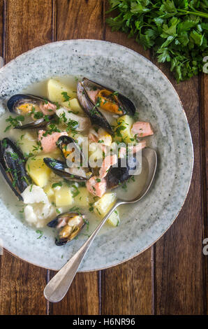 Des poissons et des moules soupe crémeuse Banque D'Images