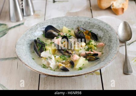 Des poissons et des moules soupe crémeuse Banque D'Images