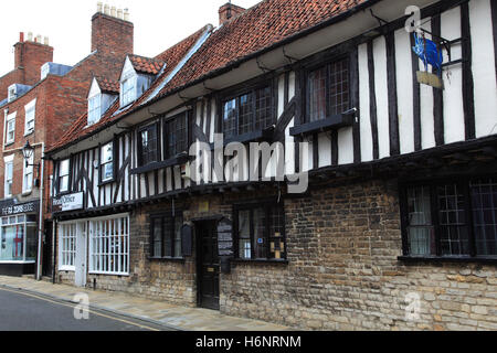 Le Cochon bleu public house et bar, Vine Street, Grantham, Lincolnshire, Angleterre, RU Banque D'Images