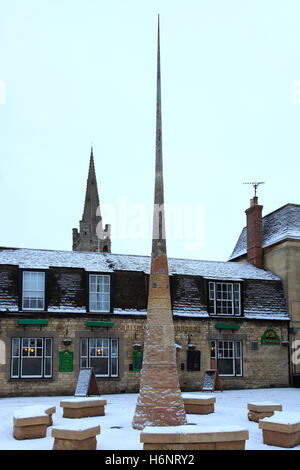 Eleanor Cross sculpture inspirée, Golden Fleece pub, des brebis, Stamford town, Lincolnshire, Angleterre, RU Banque D'Images