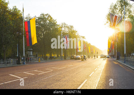 Londres, Royaume-Uni. 31 octobre, 2016. La Grande-Bretagne se prépare à la visite d'Etat du Président de la Colombie, avec la Colombie et l'Union européenne l'allover Flags Mall de Buckingham Palace à l'Admirality Arch.Le Président de la République de Colombie, Son Excellence le président Juan Manuel Santos Calderón, accompagné de Mme María Clemencia Rodríguez de Santos, a accepté une invitation de la Reine à une visite d'Etat au Royaume-Uni du 1 au 3 novembre 2016. © Alberto Pezzali/Pacific Press/Alamy Live News Banque D'Images