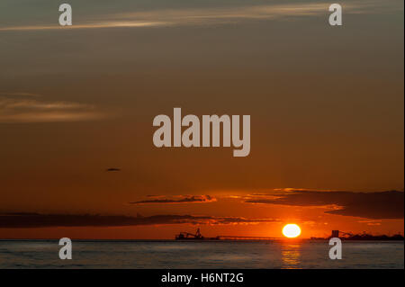 Les pétroliers au coucher du soleil à Point Roberts, Washington State, USA Banque D'Images