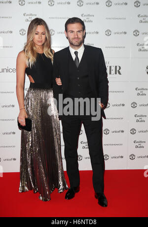 Manchester United, Juan Mata et son partenaire More Evelina assister à l'UNICEF pour le dîner de gala à Old Trafford, Manchester, célébrant 17 ans de partenariat entre le club et l'organisme de bienfaisance et de collecte de fonds pour son travail pour les enfants vulnérables à travers le monde. Banque D'Images