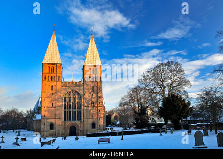 Hiver neige sur Southwell Minster, Southwell, Nottinghamshire ville marché, England, UK Banque D'Images