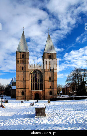 Hiver neige sur Southwell Minster, Southwell, Nottinghamshire ville marché, England, UK Banque D'Images