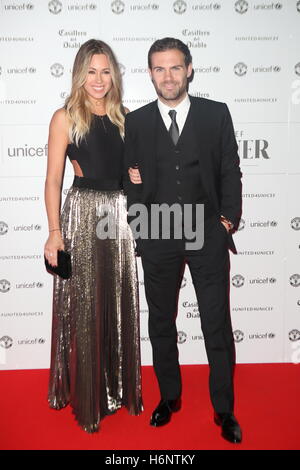 Manchester United, Juan Mata et son partenaire More Evelina assister à l'UNICEF pour le dîner de gala à Old Trafford, Manchester, célébrant 17 ans de partenariat entre le club et l'organisme de bienfaisance et de collecte de fonds pour son travail pour les enfants vulnérables à travers le monde. Banque D'Images