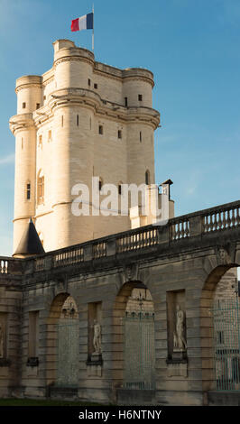 Le château de Vincennes a été au cœur de la monarchie française jusqu'en 1682 lorsque Louis XIV choisit de s'installer à Versailles. Banque D'Images