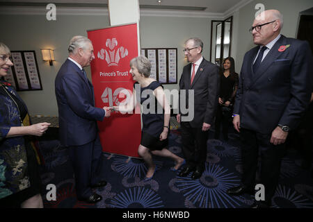 Le Prince de Galles parle avec le premier ministre Theresa peut à la Prince's Trust réception au Daily Mirror 2016 Pride of Britain Awards au Grosvenor House, Park Lane, London. Banque D'Images