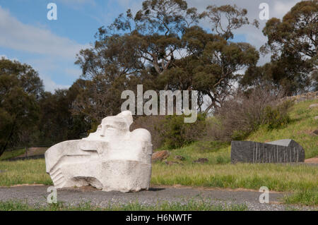 La contemplation (Christiane Giraud, 1988) (L) à Barossa Sculpture Park (1988), Barossa Valley, Australie-Méridionale Banque D'Images