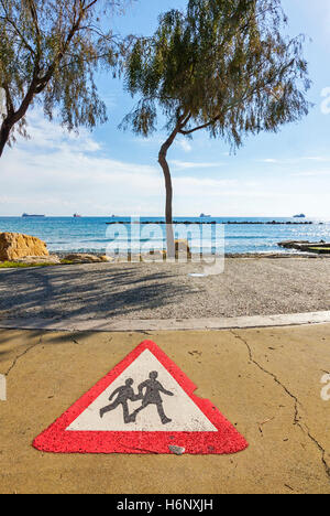 Panneau de signalisation, les piétons peints sur l'asphalte pour piétonnière au Molos park à Limassol, Chypre Banque D'Images