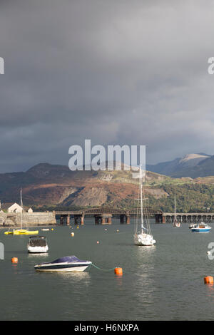 Bateaux amarrés sur l'estuaire de Mawddach avec Cader Idris dans la distance, Barmouth, Gwynedd, au nord du Pays de Galles, Royaume-Uni Banque D'Images