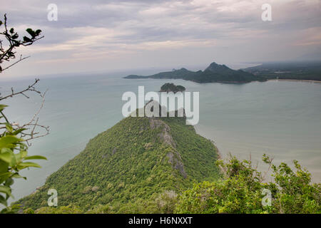 Belle vue sur le golfe de Thaïlande depuis le sommet de Khao Muak Lom, Prachuap Khiri Khan, Thaïlande Banque D'Images