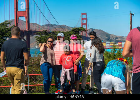 San Francisco, CA, USA, famille posant pour le Portrait de groupe, photos, touristes visitant, Golden Gate Bridge, vacances et famille et USA Banque D'Images