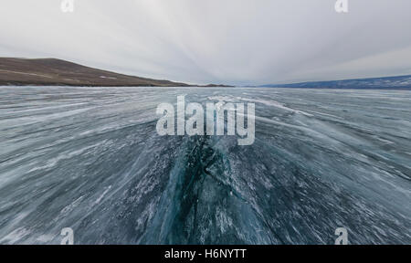 Large vue sur le lac de glace texture motion et une petite île. Banque D'Images