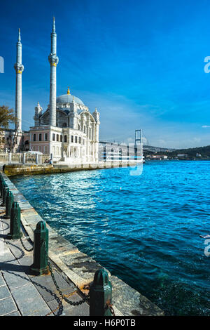 Mosquée Ortakôy et pont du Bosphore, Istanbul, Turquie Banque D'Images