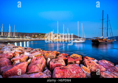 Vue sur le château de Bodrum et Marina au coucher du soleil, Turquie Banque D'Images