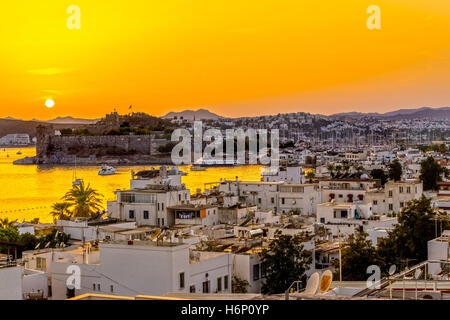 Vue sur le château de Bodrum, Turquie, au coucher du soleil Banque D'Images