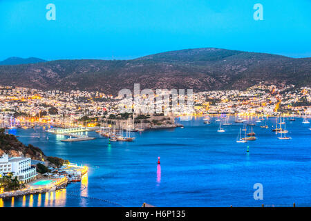 Vue sur le château de Bodrum et Marina au coucher du soleil, Turquie Banque D'Images