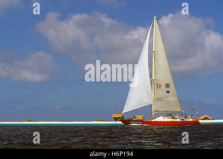 Bateau à voile "Adriatica" dans la mer des Caraïbes près de Klein Curacao, Antilles néerlandaises, Pays-Bas Antilles Banque D'Images