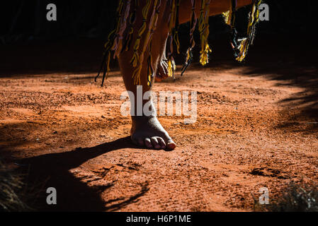 Pieds de l'homme traditionnels autochtones Anangu effectuant l'INMA Banque D'Images