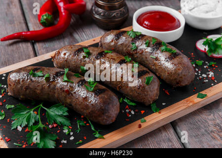 Des frites saucisses cuites sur un grill beef Banque D'Images