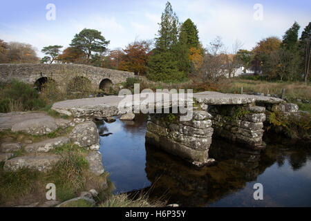 L'ancien pont battant à Postbridge, à Dartmoor, dans le Devon. 13e siècle construit pour permettre aux chevaux de traverser l'Est de la rivière Dart Banque D'Images