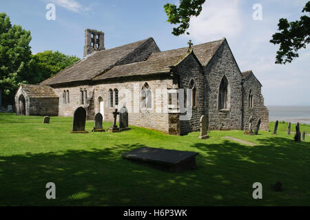 L'église Saint Pierre, à la recherche, Heysham NW. Principalement d'origine anglo-saxonne mais médiévale, elle conserve certains tissus d'avant la Conquête. Banque D'Images