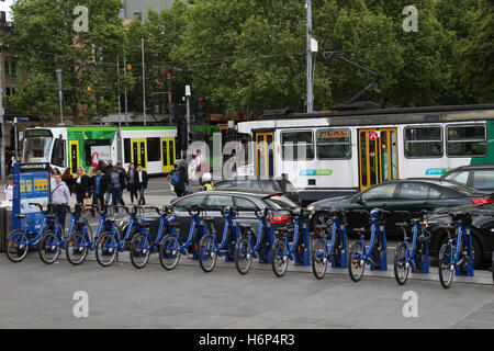 Vélos à louer à Federation Square, Melbourne. Banque D'Images