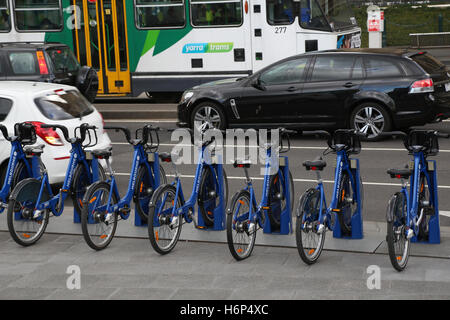 Vélos à louer à Federation Square, Melbourne. Banque D'Images