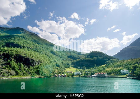 Blue belle beauteously ville Nice ville tourisme attraction cloud européen vide de l'énergie de l'Europe de l'électricité de puissance caucasienne Banque D'Images