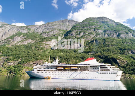 Blue belle beauteously beau gros gros énorme puissante extrême imposant immense nuage ville tourisme ville pertinents Banque D'Images