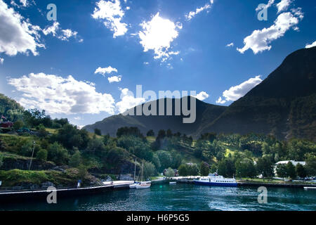 Blue belle beauteously ville Nice ville tourisme attraction cloud européen vide de l'énergie de l'Europe de l'électricité de puissance caucasienne Banque D'Images