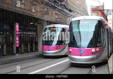 Birmingham UK Midland Metro tram trains légers à l'extérieur de Birmingham New Street dans le centre-ville Banque D'Images