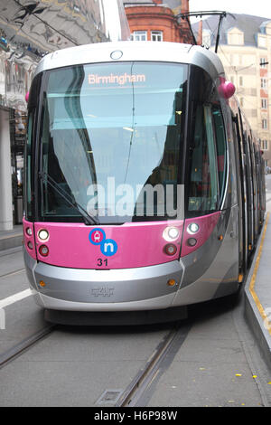 Birmingham UK Midland Metro tram trains légers à l'extérieur de Birmingham New Street dans le centre-ville Banque D'Images