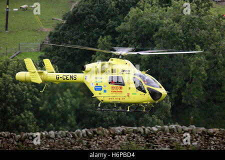 Yorkshire Air Ambulance G-CEMS Mcdonnell douglas MD902 Explorer hélicoptère près de Hebden Bridge dans le Yorkshire Banque D'Images