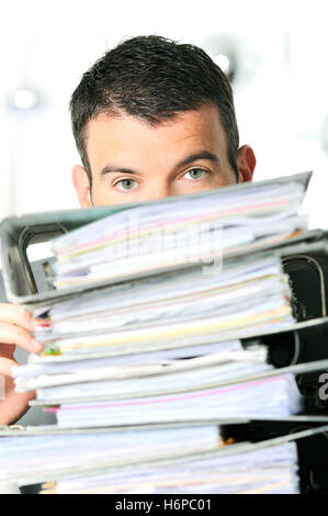 Ordinateur portable ordinateurs portables ordinateur masculin Masculin carrière vide personne de race blanche européenne d'affaires en milieu de travail traitent Banque D'Images