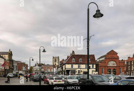 Centre-ville, avec vue sur les magasins, les voitures, public, et l'église St Mary sur l'image à l'automne à Beverley, Yorkshire, UK. Banque D'Images