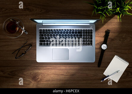 Vue rapprochée de nice silver ordinateur portable sur un bureau en bois haut Banque D'Images