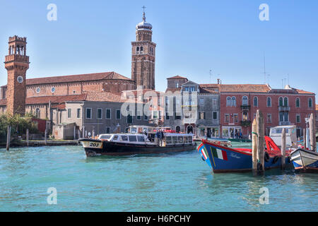 Bus de l'eau passant le long du canal à Venise Murano Italie Banque D'Images