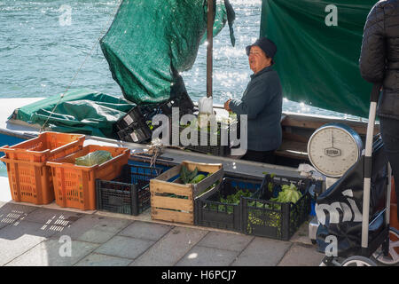 Légumes Shop sur un bateau, l'île de Murano, Venise, Italie Banque D'Images