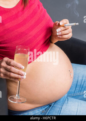 Femme enceinte de boire de l'alcool une cigarette. Banque D'Images