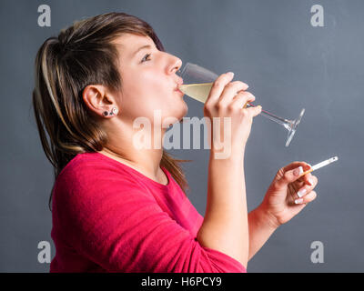 Femme enceinte est de boire de l'alcool. Banque D'Images