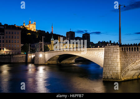 Lyon (France) Notre-Dame de Fourvière et pont Bonaparte à l'heure bleue Banque D'Images