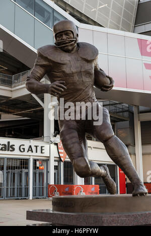 La sculpture commémorative de running back Jim Brown au stade FirstEnergy, Cleveland, Ohio, USA. Banque D'Images