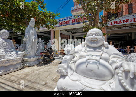 Statues de Bouddha en marbre exposées au magasin. Les Marble Mountains, Da Nang, Vietnam. Banque D'Images